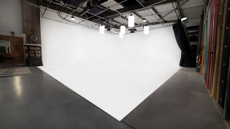 Large White Infinity Cove Where People Take Videos and Photography Lights Hanging in Lighting Grid